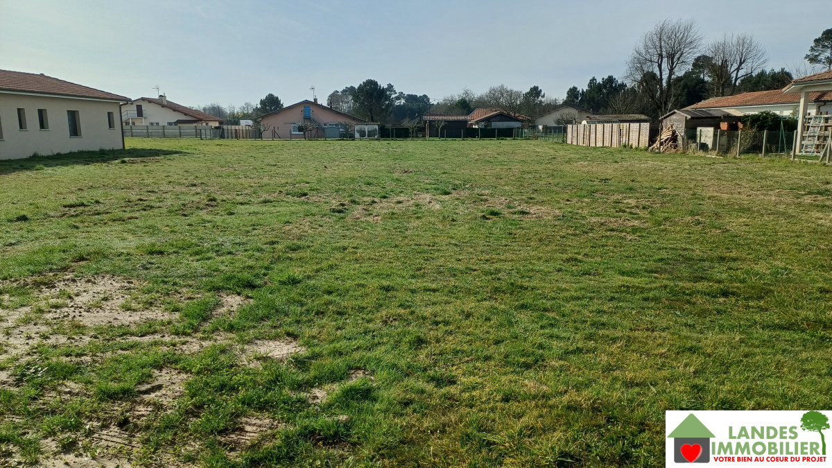 Terrain plat viabilisé constructible 1830 m² divisible en 3 lots
